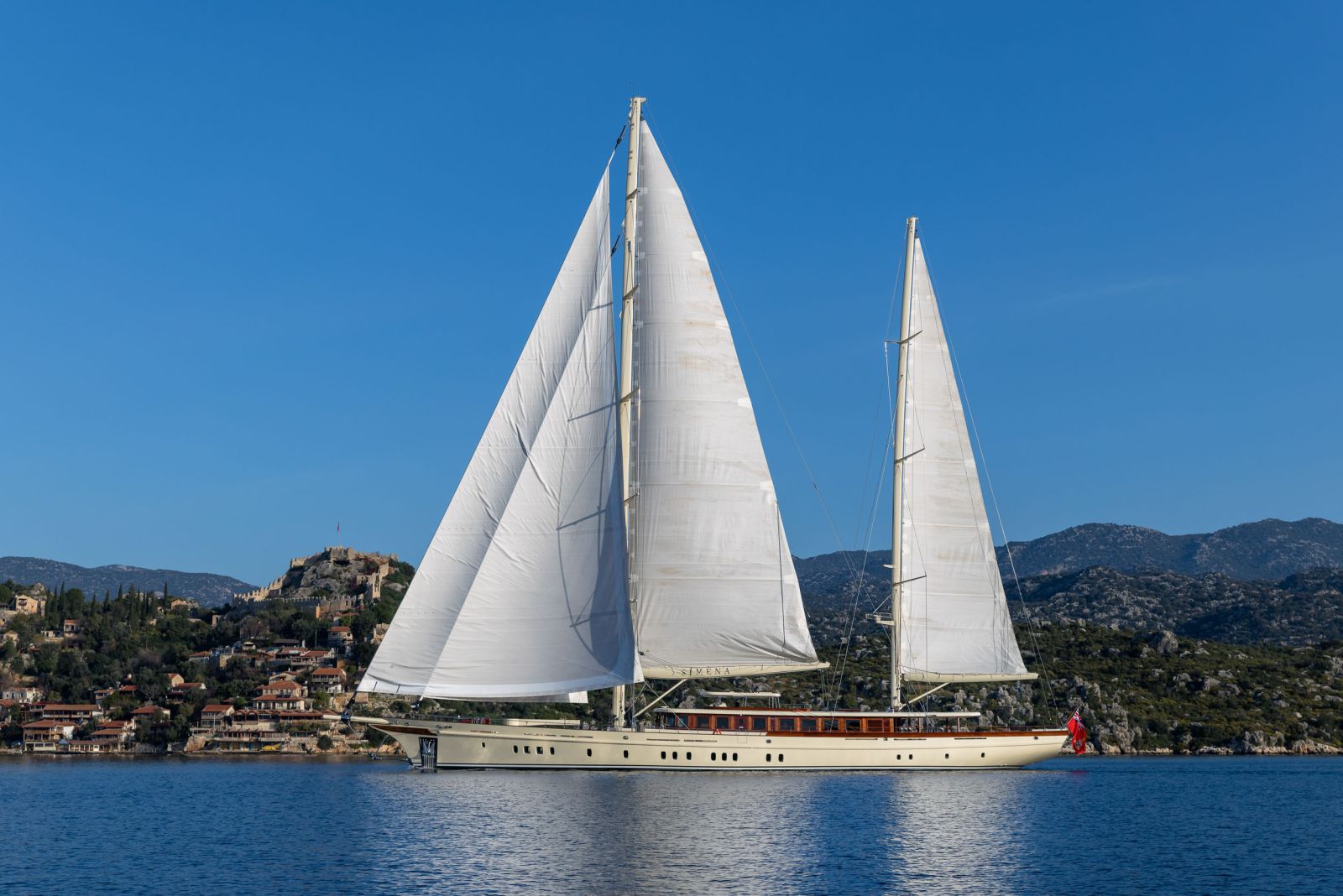 Кеч Simena верфи Ares Yachts в море под парусами